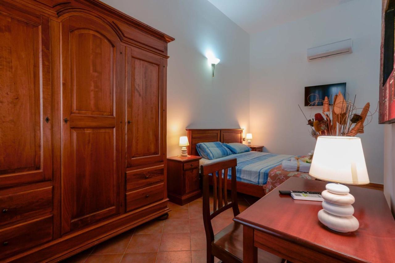 Bed And Breakfast Cairoli Exclusive Room San Pietro Vernotico Exterior foto