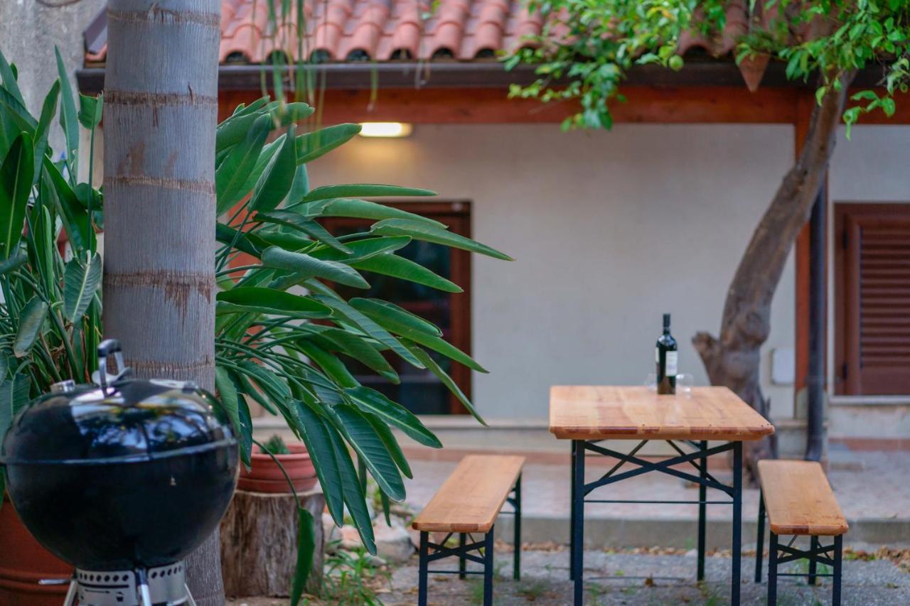 Bed And Breakfast Cairoli Exclusive Room San Pietro Vernotico Exterior foto